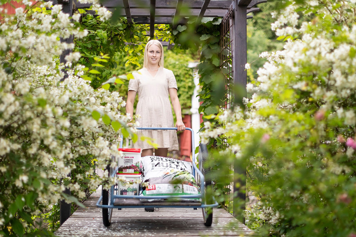 Pergola tuo suojaa ja tarjoaa tuen könnöstäville kasveille.